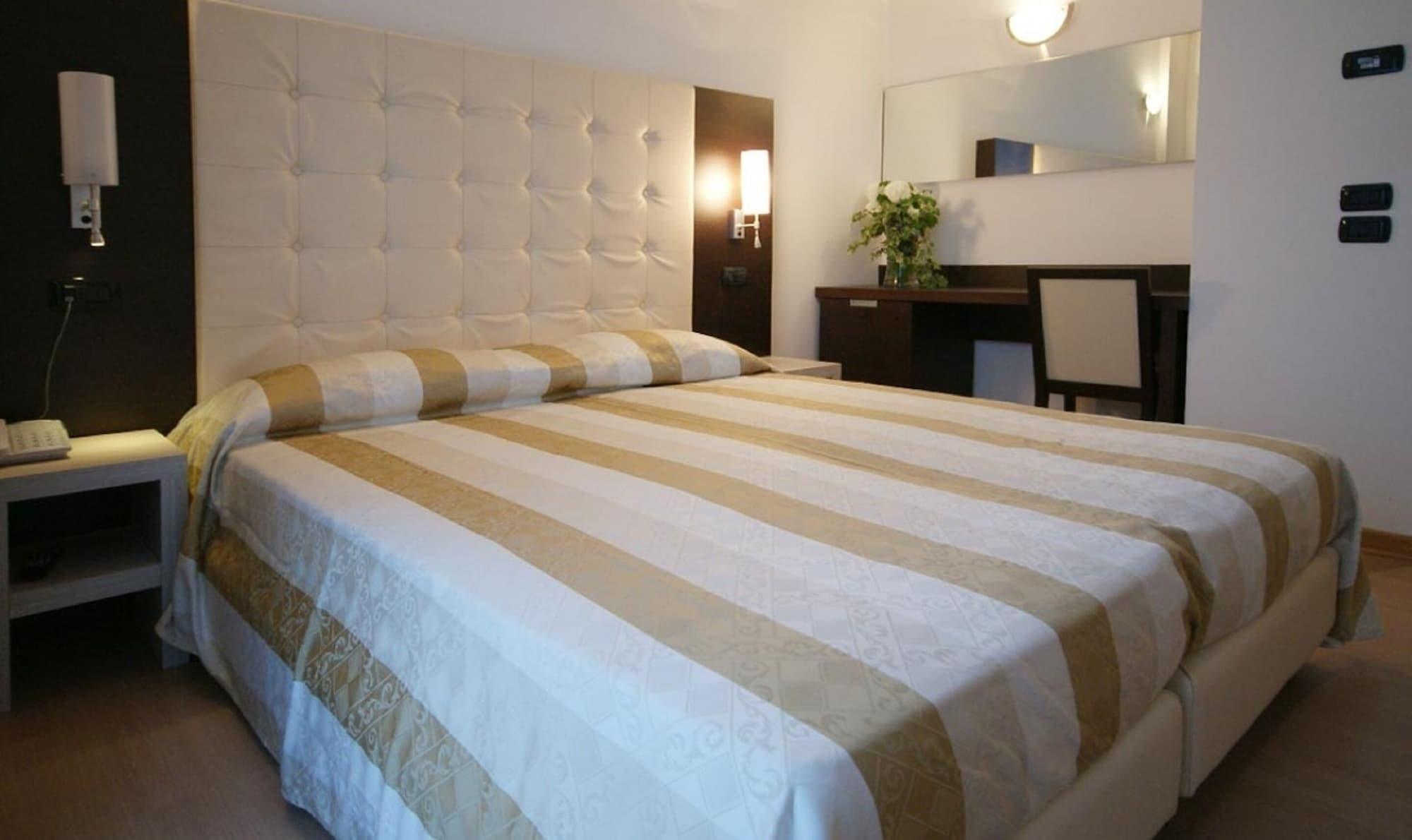 Eraclea Palace Hotel 4 Stelle S Eraclea Mare Bagian luar foto